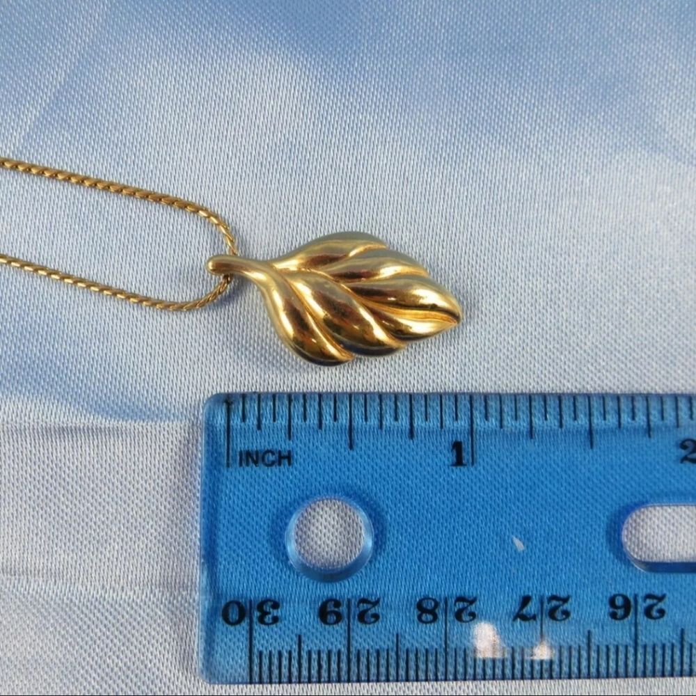 Vintage Signed Crown Trifari Leaf Pendant Necklace Gold-Tone Dainty Leaves - Picture 10 of 10